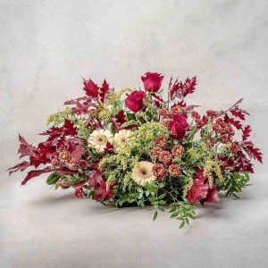 Centro de flores con rosas rojas
