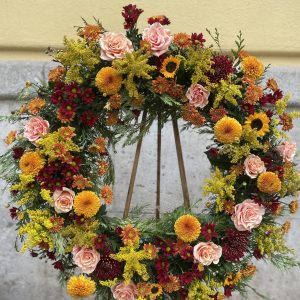 Corona de flores tonos cálidos