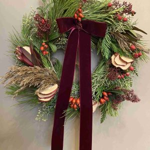 corona de navidad de flores y verdes frescas