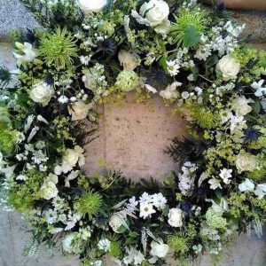 Corona silvestre de flores blancas.