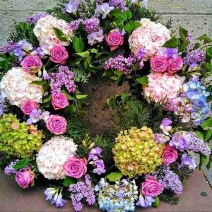 Corona de flores alegre.